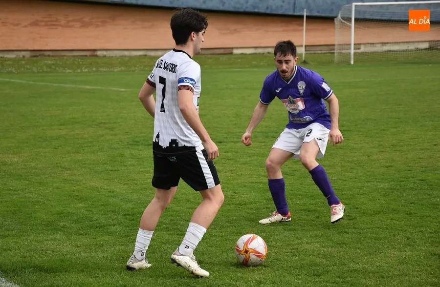 Foto 9 - El Ciudad Rodrigo recobra sensaciones y la senda de la victoria con otro gol de 3 puntos de Alexander