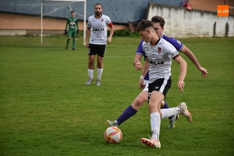 Foto 10 - El Ciudad Rodrigo recobra sensaciones y la senda de la victoria con otro gol de 3 puntos de Alexander