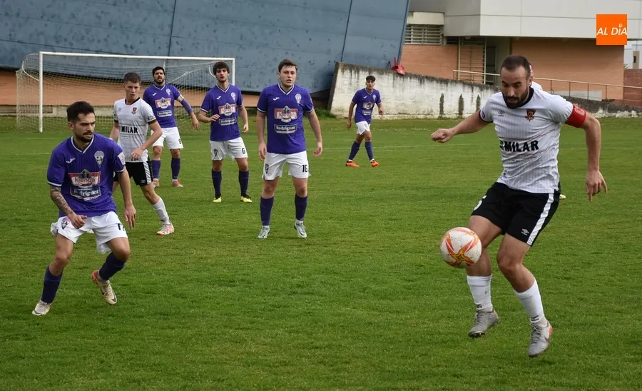 Foto 11 - El Ciudad Rodrigo recobra sensaciones y la senda de la victoria con otro gol de 3 puntos de Alexander