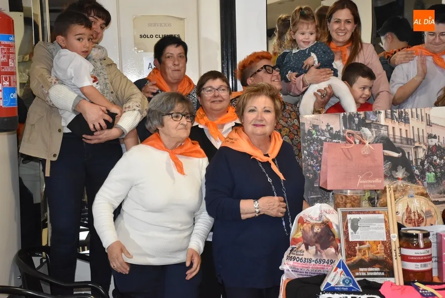 Foto 4 - Carnavaldeltoro.es entrega la Cesta del Antruejo a su amplio grupo de ganadoras