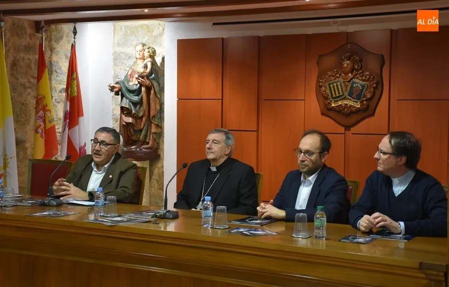 Foto 2 - Concurrida presentaci&oacute;n de la Revista de la Semana Santa, que estrena formato m&aacute;s ordenado