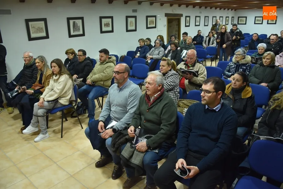 Foto 4 - Concurrida presentaci&oacute;n de la Revista de la Semana Santa, que estrena formato m&aacute;s ordenado