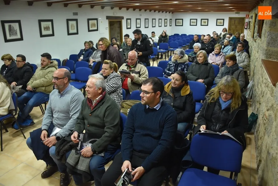 Foto 5 - Concurrida presentaci&oacute;n de la Revista de la Semana Santa, que estrena formato m&aacute;s ordenado