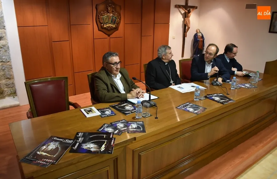 Foto 6 - Concurrida presentaci&oacute;n de la Revista de la Semana Santa, que estrena formato m&aacute;s ordenado