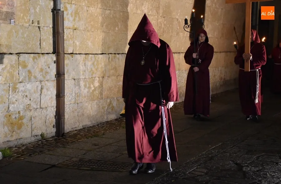 Foto 3 - El Cristo de la Buena Muerte recorta su recorrido en la velada de estreno de su bastidor