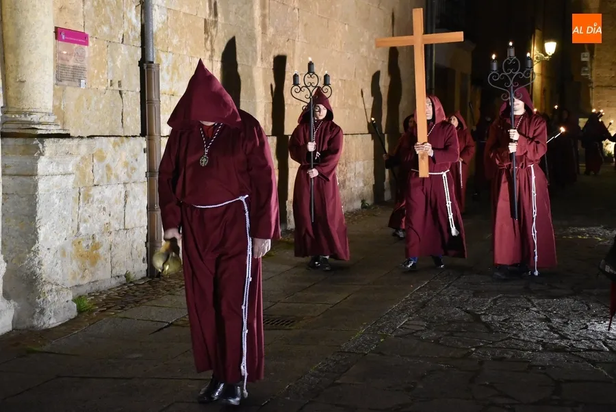 Foto 4 - El Cristo de la Buena Muerte recorta su recorrido en la velada de estreno de su bastidor