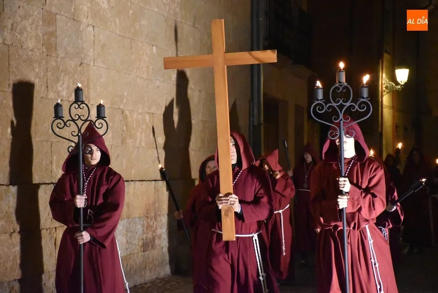 Foto 5 - El Cristo de la Buena Muerte recorta su recorrido en la velada de estreno de su bastidor