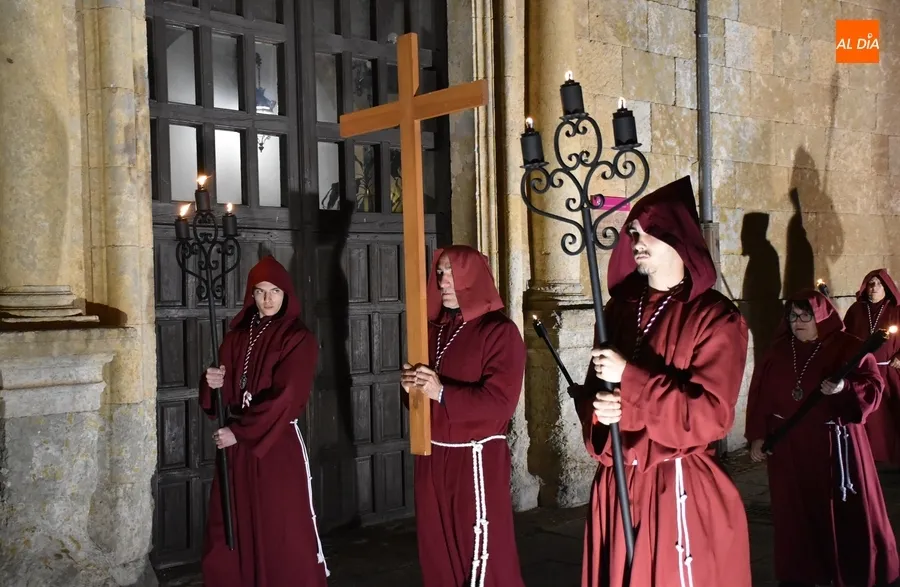 Foto 7 - El Cristo de la Buena Muerte recorta su recorrido en la velada de estreno de su bastidor