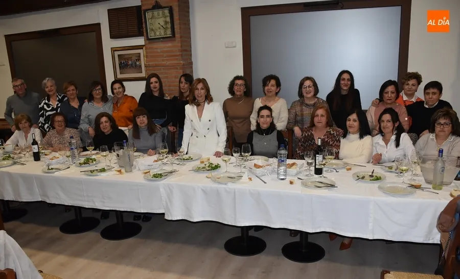 Foto 2 - Puri Mart&iacute;n P&eacute;rez festeja su jubilaci&oacute;n con las que han sido sus compa&ntilde;eras
