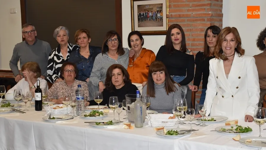 Foto 3 - Puri Mart&iacute;n P&eacute;rez festeja su jubilaci&oacute;n con las que han sido sus compa&ntilde;eras