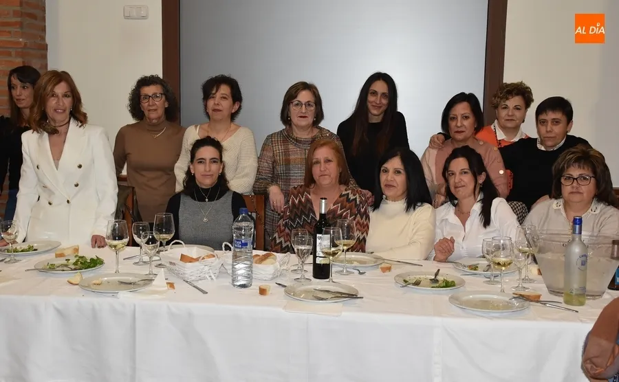Foto 4 - Puri Mart&iacute;n P&eacute;rez festeja su jubilaci&oacute;n con las que han sido sus compa&ntilde;eras