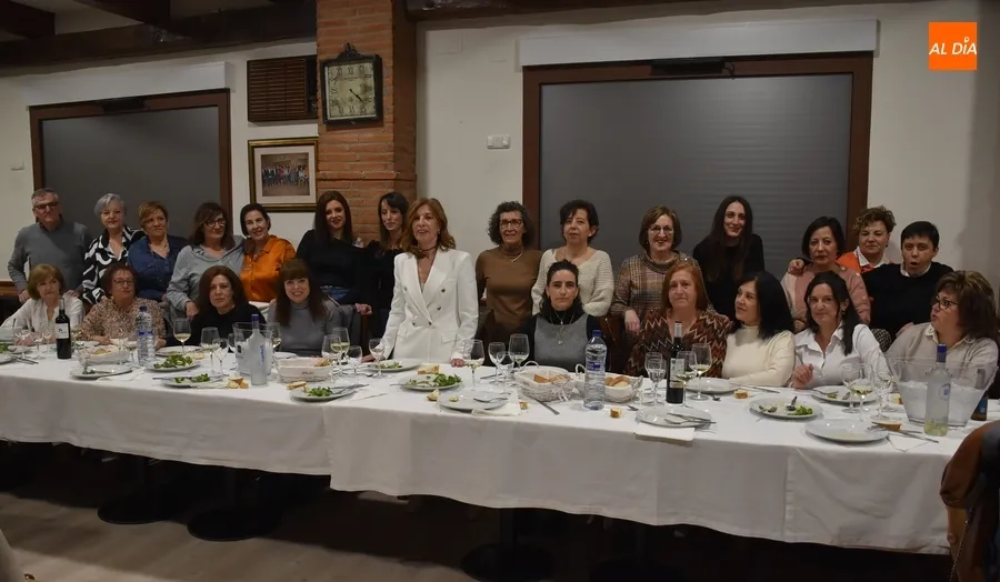 Foto 5 - Puri Mart&iacute;n P&eacute;rez festeja su jubilaci&oacute;n con las que han sido sus compa&ntilde;eras