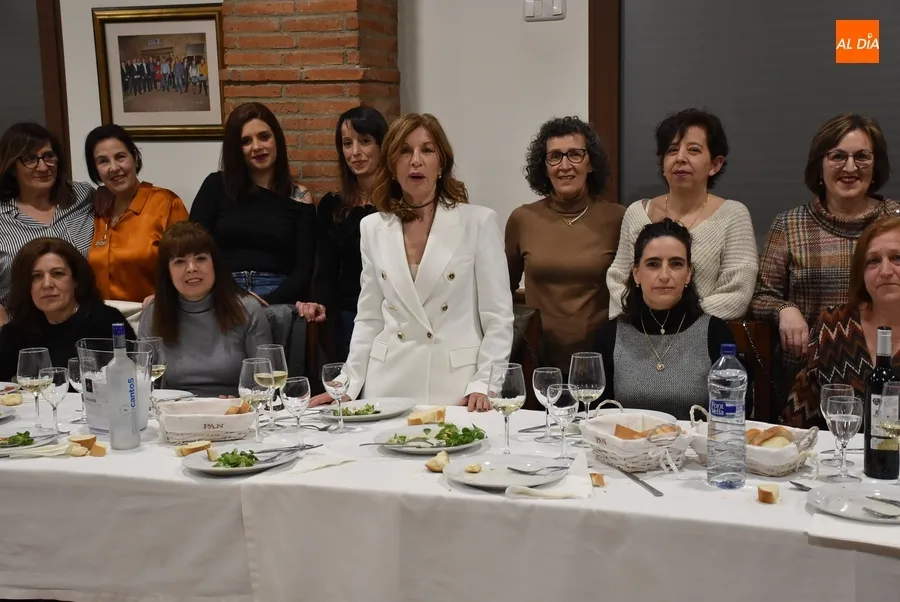 Foto 6 - Puri Mart&iacute;n P&eacute;rez festeja su jubilaci&oacute;n con las que han sido sus compa&ntilde;eras