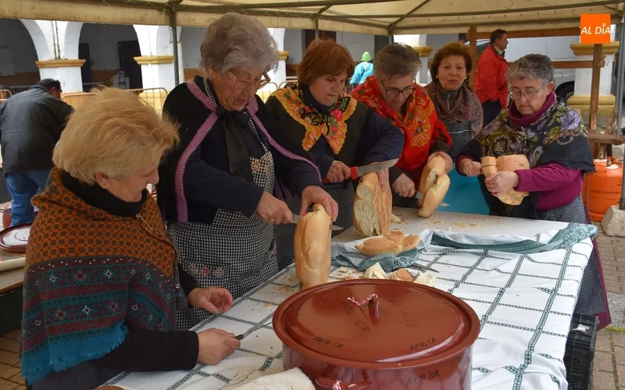 Foto 2 - Ciudad Rodrigo vive una Feria de Botijeros pasada por agua pero con cierto ambiente