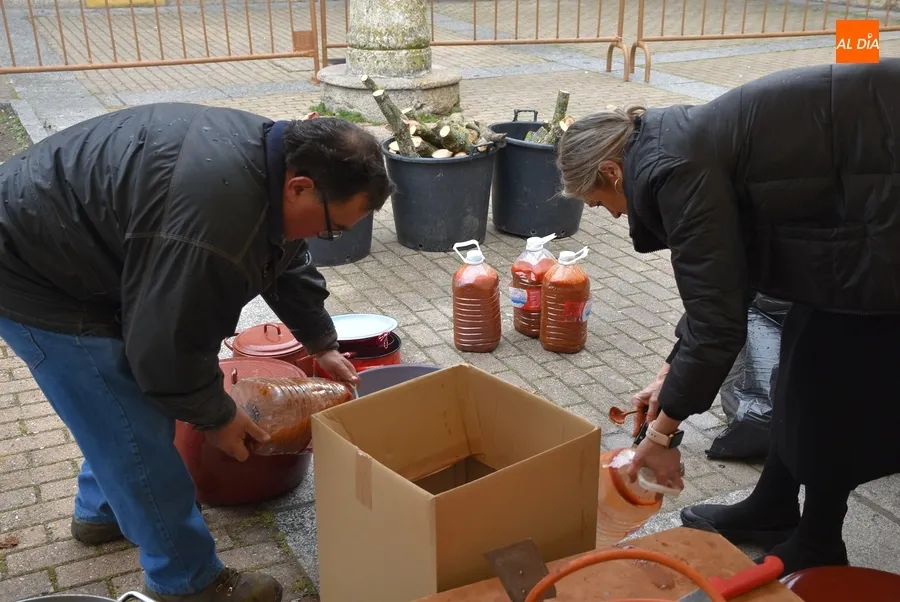 Foto 3 - Ciudad Rodrigo vive una Feria de Botijeros pasada por agua pero con cierto ambiente