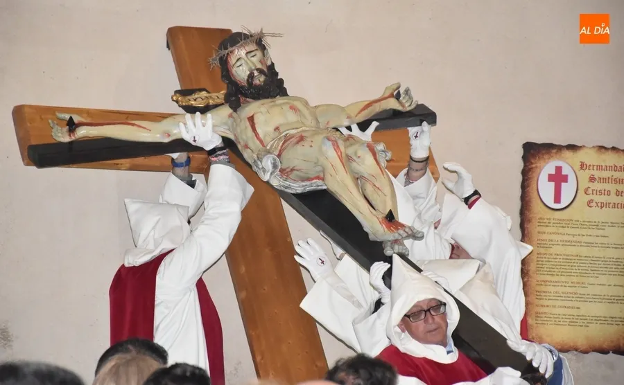 Foto 6 - Un sentido acto en San Pedro-San Isidoro sustituye a la suspendida procesi&oacute;n de El Silencio