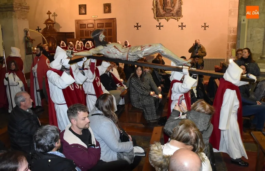 Foto 7 - Un sentido acto en San Pedro-San Isidoro sustituye a la suspendida procesi&oacute;n de El Silencio