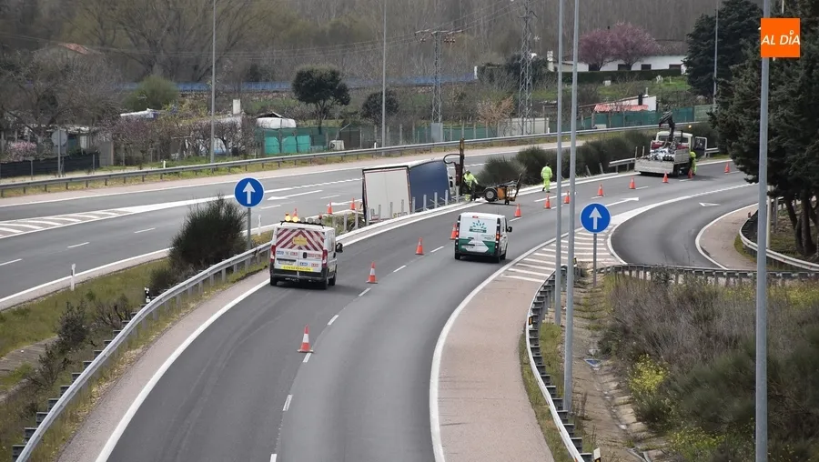 Foto 2 - Un cami&oacute;n rompe un quitamiedos y queda encajado en la mediana de la A-62