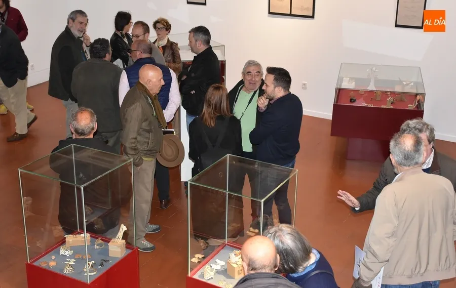 Foto 2 - Jes&uacute;s Rodr&iacute;guez Lemus muestra sus creaciones con asta de toro en la Casa de la Cultura