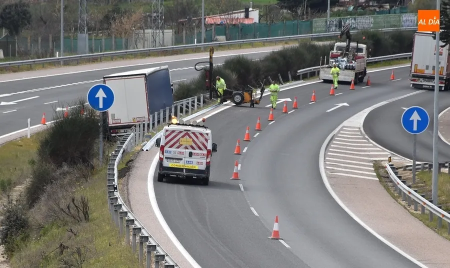 Foto 3 - Un cami&oacute;n rompe un quitamiedos y queda encajado en la mediana de la A-62
