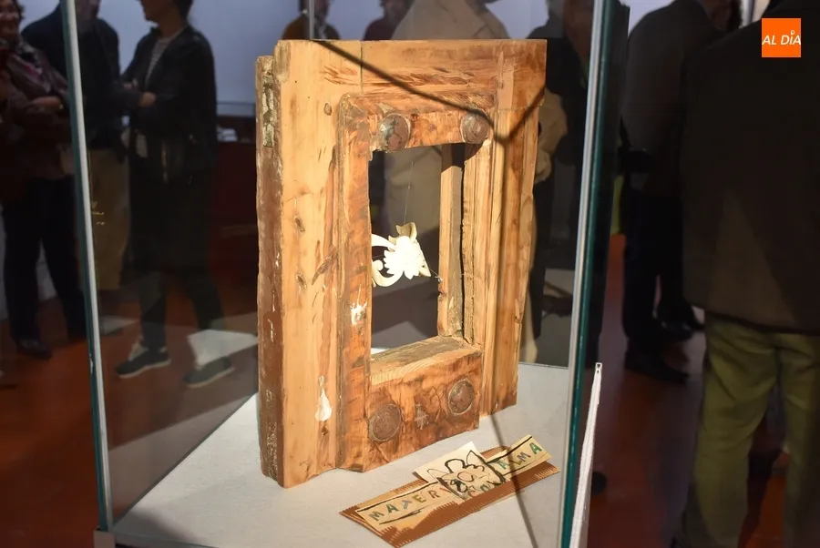 Foto 4 - Jes&uacute;s Rodr&iacute;guez Lemus muestra sus creaciones con asta de toro en la Casa de la Cultura