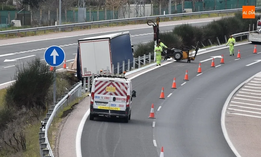 Foto 4 - Un cami&oacute;n rompe un quitamiedos y queda encajado en la mediana de la A-62