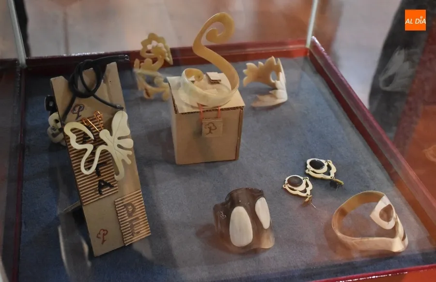 Foto 5 - Jes&uacute;s Rodr&iacute;guez Lemus muestra sus creaciones con asta de toro en la Casa de la Cultura