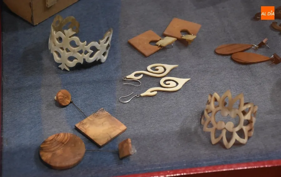 Foto 6 - Jes&uacute;s Rodr&iacute;guez Lemus muestra sus creaciones con asta de toro en la Casa de la Cultura