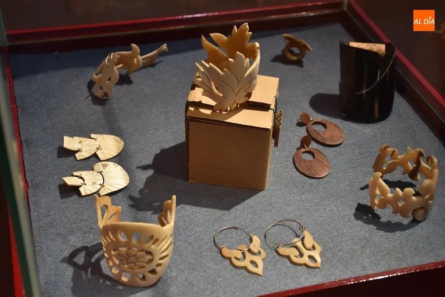 Foto 7 - Jes&uacute;s Rodr&iacute;guez Lemus muestra sus creaciones con asta de toro en la Casa de la Cultura
