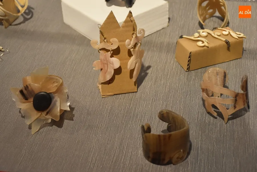 Foto 8 - Jes&uacute;s Rodr&iacute;guez Lemus muestra sus creaciones con asta de toro en la Casa de la Cultura