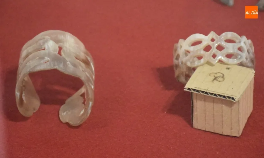 Foto 9 - Jes&uacute;s Rodr&iacute;guez Lemus muestra sus creaciones con asta de toro en la Casa de la Cultura