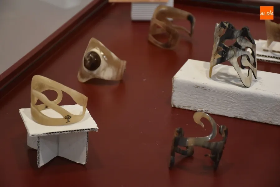 Foto 10 - Jes&uacute;s Rodr&iacute;guez Lemus muestra sus creaciones con asta de toro en la Casa de la Cultura