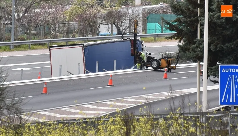 Foto 5 - Un cami&oacute;n rompe un quitamiedos y queda encajado en la mediana de la A-62