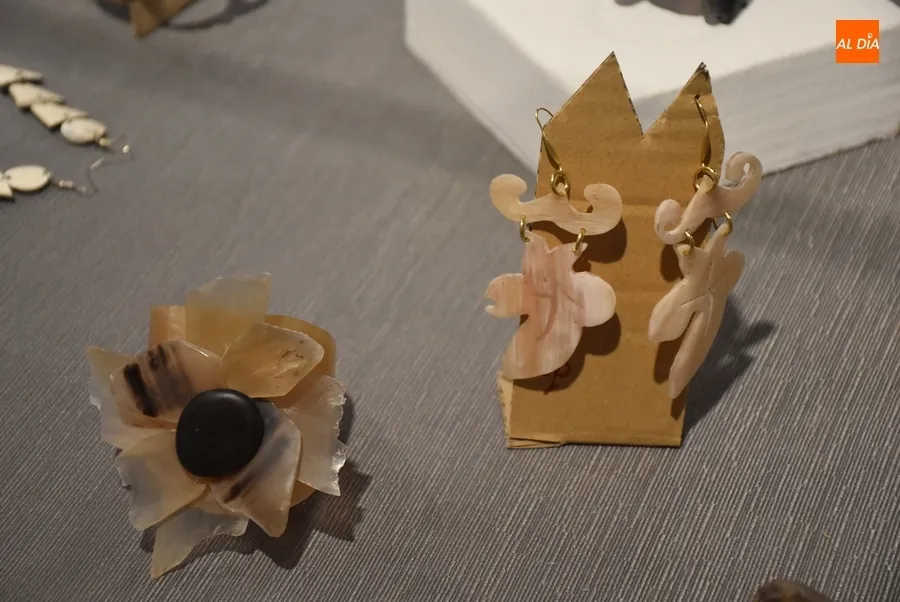 Foto 11 - Jes&uacute;s Rodr&iacute;guez Lemus muestra sus creaciones con asta de toro en la Casa de la Cultura