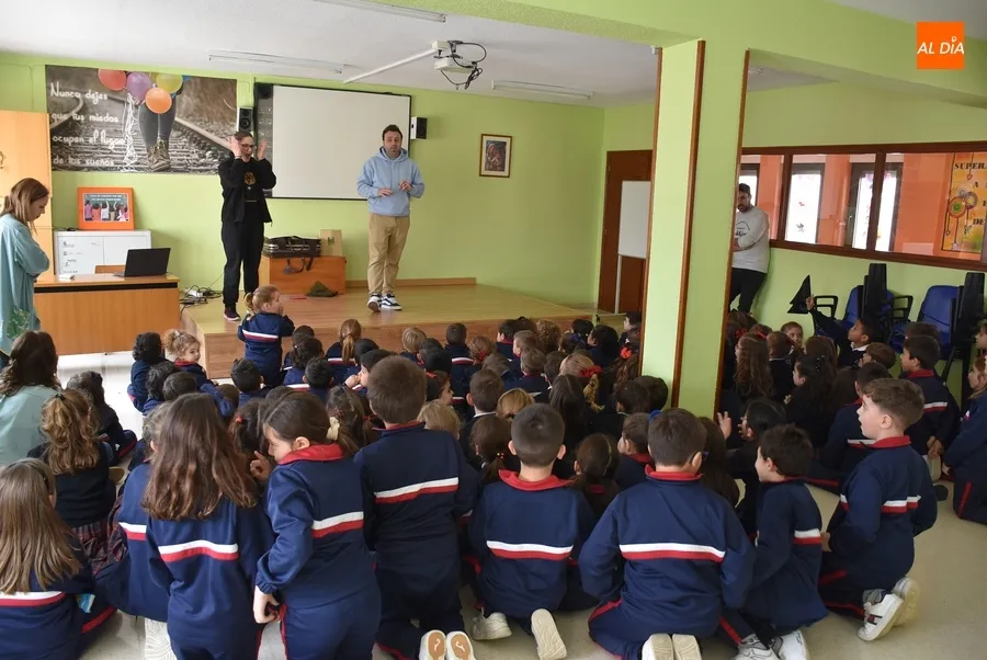 Foto 2 - El Mago Xuso visita a los alumnos de Misioneras-Santa Teresa