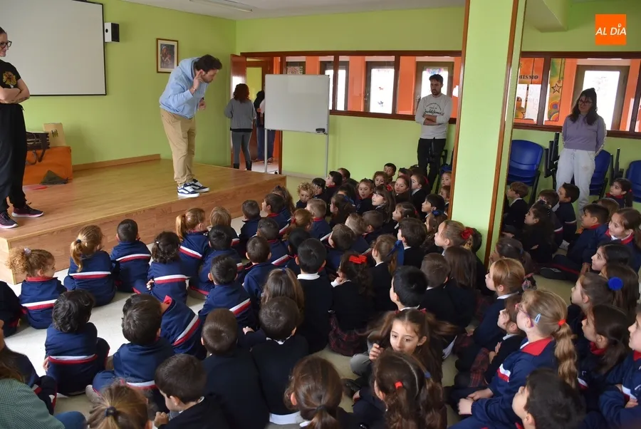 Foto 4 - El Mago Xuso visita a los alumnos de Misioneras-Santa Teresa