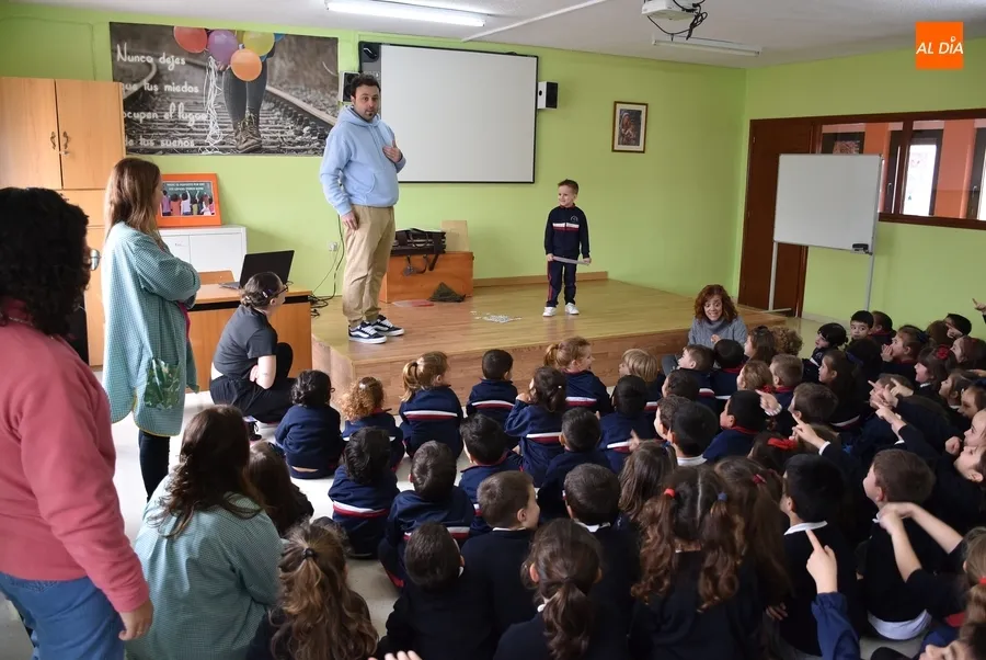 Foto 6 - El Mago Xuso visita a los alumnos de Misioneras-Santa Teresa