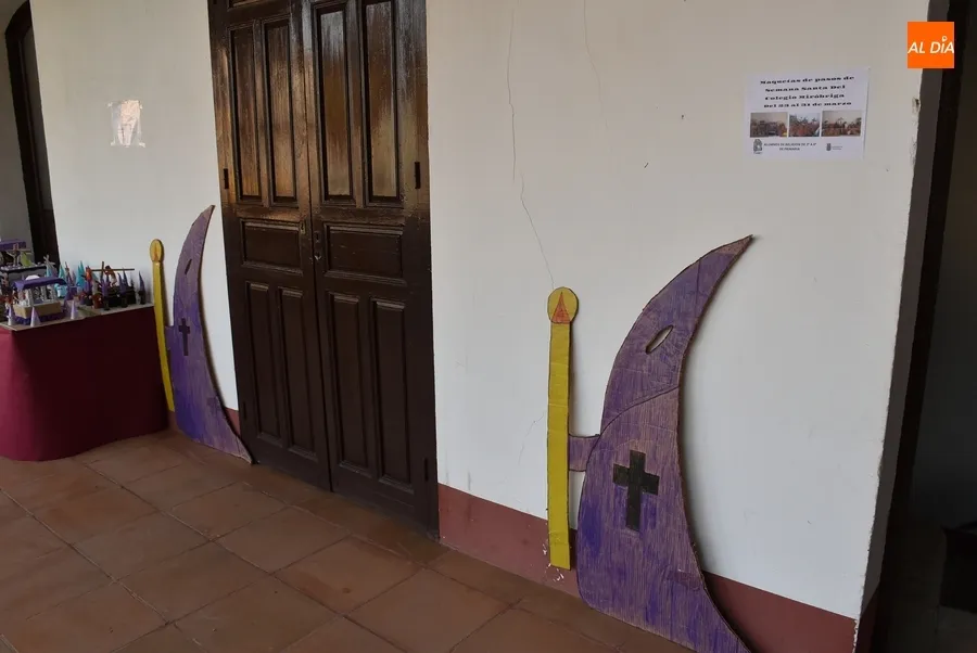 Foto 2 - Llevadas a la balconada de la Casa Consistorial las maquetas de los alumnos del Colegio Mir&oacute;briga