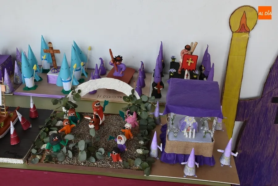 Foto 3 - Llevadas a la balconada de la Casa Consistorial las maquetas de los alumnos del Colegio Mir&oacute;briga