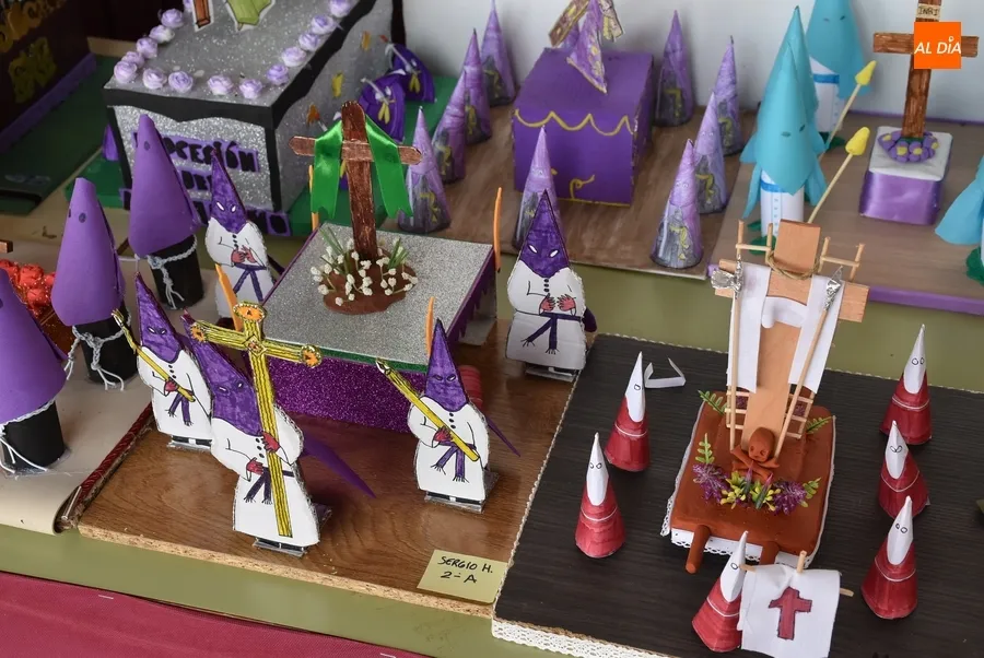Foto 4 - Llevadas a la balconada de la Casa Consistorial las maquetas de los alumnos del Colegio Mir&oacute;briga