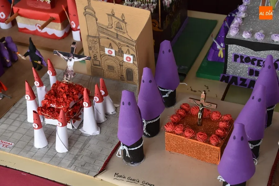 Foto 5 - Llevadas a la balconada de la Casa Consistorial las maquetas de los alumnos del Colegio Mir&oacute;briga