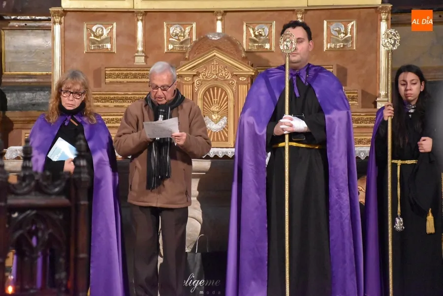 Foto 4 - Trasladado bajo la lluvia el paso de Jes&uacute;s Nazareno hasta el Seminario