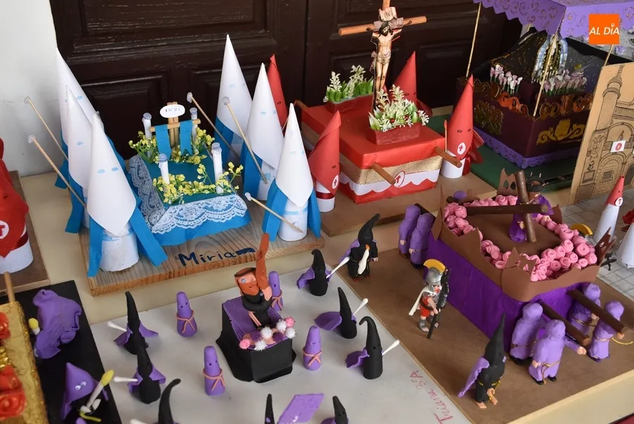 Foto 6 - Llevadas a la balconada de la Casa Consistorial las maquetas de los alumnos del Colegio Mir&oacute;briga
