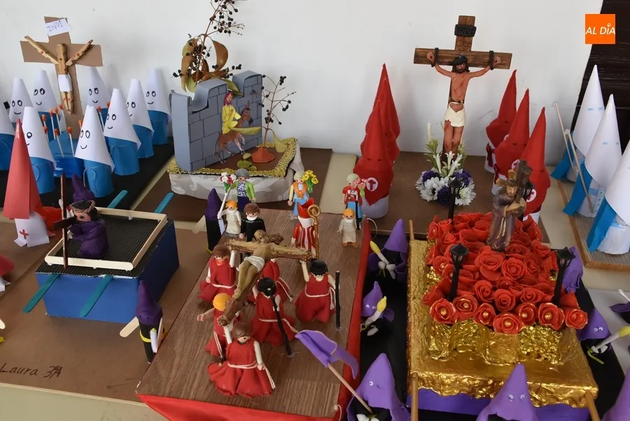 Foto 7 - Llevadas a la balconada de la Casa Consistorial las maquetas de los alumnos del Colegio Mir&oacute;briga