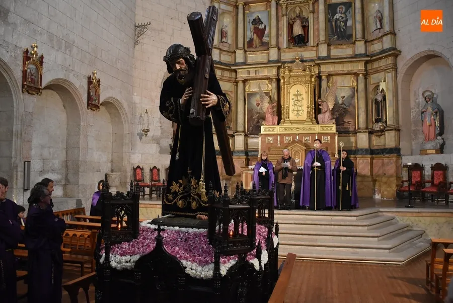 Foto 6 - Trasladado bajo la lluvia el paso de Jes&uacute;s Nazareno hasta el Seminario