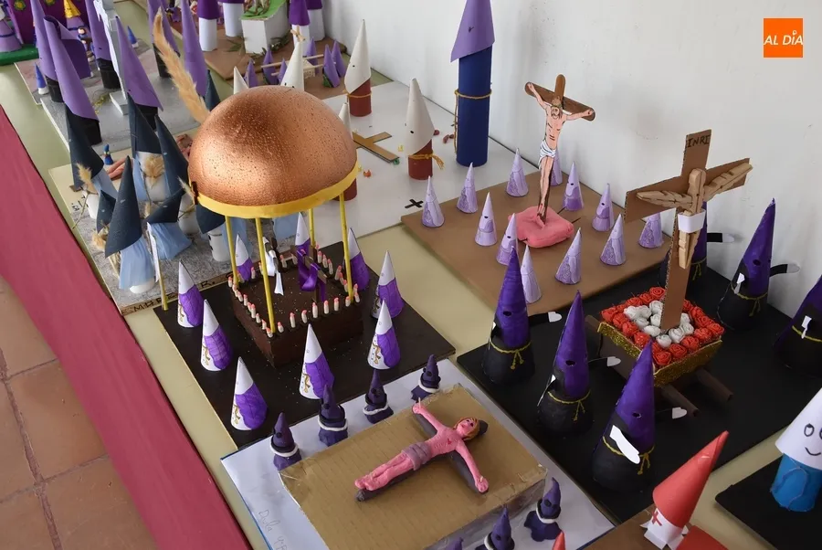 Foto 9 - Llevadas a la balconada de la Casa Consistorial las maquetas de los alumnos del Colegio Mir&oacute;briga