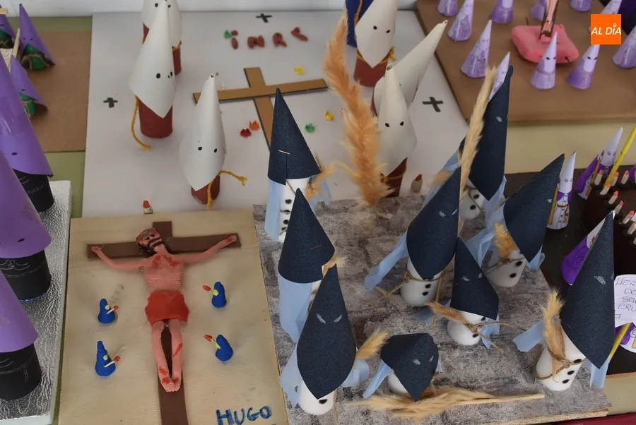 Foto 10 - Llevadas a la balconada de la Casa Consistorial las maquetas de los alumnos del Colegio Mir&oacute;briga