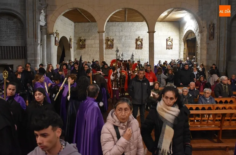 Foto 7 - Trasladado bajo la lluvia el paso de Jes&uacute;s Nazareno hasta el Seminario