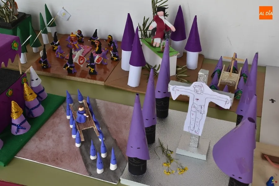 Foto 11 - Llevadas a la balconada de la Casa Consistorial las maquetas de los alumnos del Colegio Mir&oacute;briga