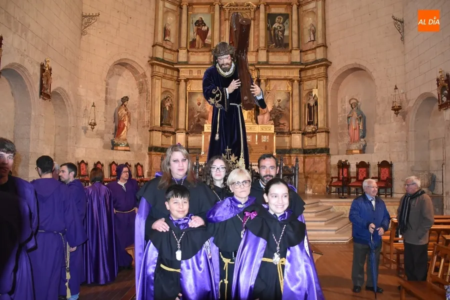 Foto 10 - Trasladado bajo la lluvia el paso de Jes&uacute;s Nazareno hasta el Seminario